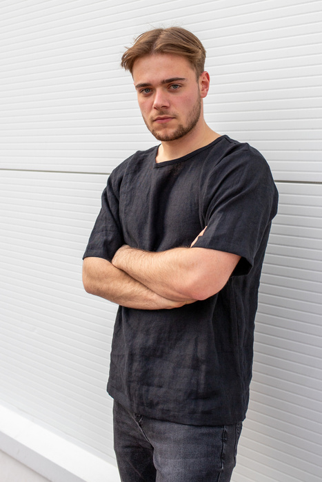 Czarna koszulka lniana męska , koszulka z czarnego polskiego lnu , czarna bluza z lnu , polski produkt