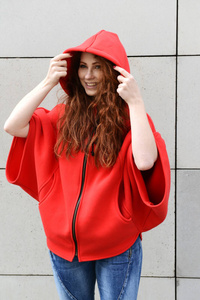 Czerwona bluza , peleryna, ponczo na zamek ponczo z kapturem 