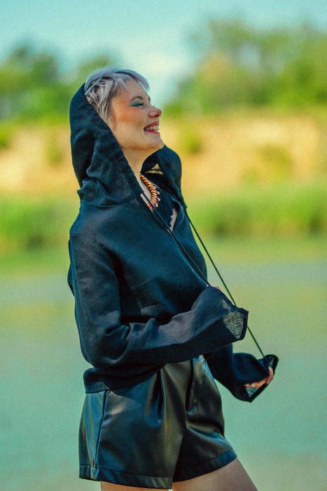 Bluza damska lniana ,polski len z certyfikatem, duży kaptur , lniana koszulka z dłgim rękawem, gotycki styl, letnia stylizacja,czarny len polska produkcja