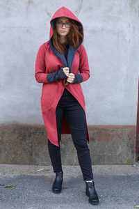 Długa bluza , frak z kapturem, asymetryczna bluza damska, malinowy płaszcz, trencz