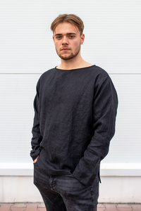 koszula lnianaczarna męska, bluza z długim rękwaem z lnu, czarna lniana koszulka męska