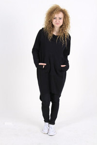 Bluza damska czarna długa , sukienka tunika czarna z dużym kapturem , kieszenią kangurka