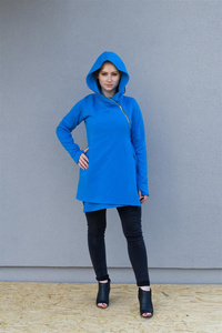 Bluza niebieska kopertowa damska, długa na zamek bluza asymetryczna, duży kaptur i kieszenie