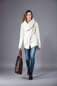 Bluza damska, autorski projekt, kremowa bluza ze stójką , bluza asymetryczna, marynarka z dzianiny 