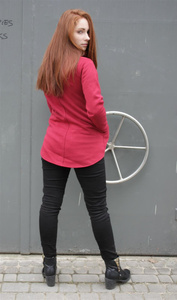 krótka damska bluza bawełniana zapinana na boku, wysoka stójka, rękawy zakończone wejściem na kciuk