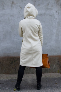 Płaszcz damski, kremowy  trencz z kapturem, bluza długa kremowa, asymetryczny zamek , duży kaptur