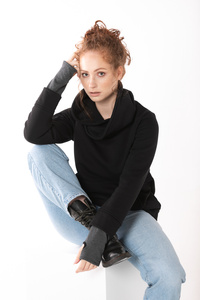 Bluza damska , bluza kangur z kapturem damska polska dzianina, szytew Polsce, krótka damska bluza zestójką