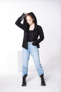 Bluza damska czarna z lekko asymetrycznym zamkiem, czarna bluza damska z dzianiny autorski projekt, polski produkt, damska bluza czarna z kapturem