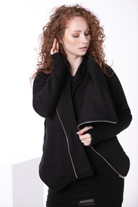 Bluza asymetryczna czarna, marynarka bawełniana czarna na zamek, krótka bluza damska ,zamek na boku bluza damska z dzianiny polskiej , produkt polski