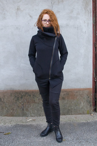 Bluza z wysoką stójką damska , dopasowana bluza czarna  asymetryczna, długa bluza z kieszeniami , made in Poland