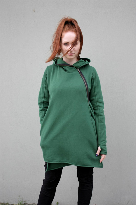 Bluza długa luźna zielona na zamek, wejście na kciuki , kaptur duży na dredy, asymetryczny krój