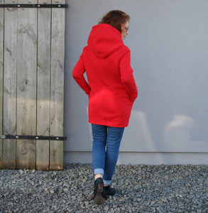 Bluza bawełniana od polskiego projektanta, czerwony płaszcz